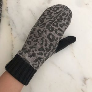Aritzia Talula leopard mittens